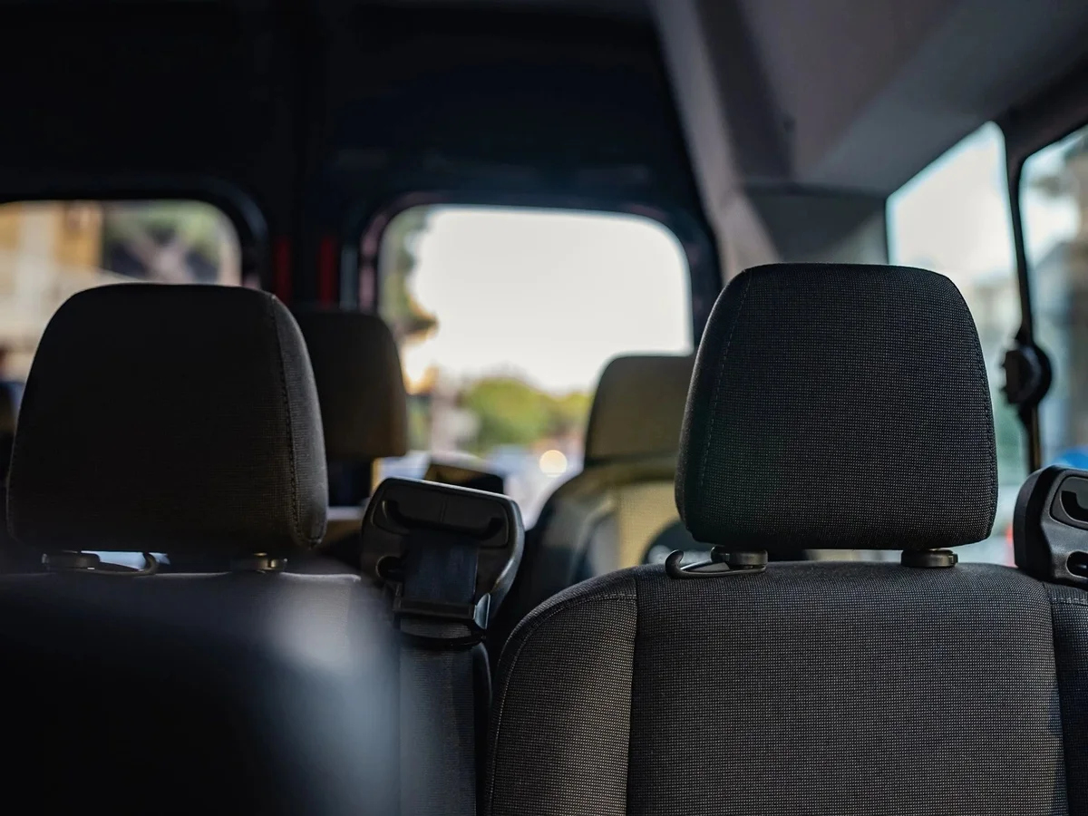 Sièges individuels à l’intérieur d’un minibus, collection Maestro.