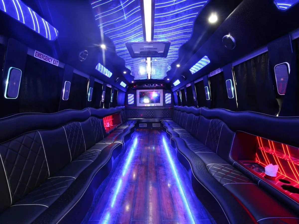 Autobus festif avec banquettes et éclairage bleu, collection Maestro.